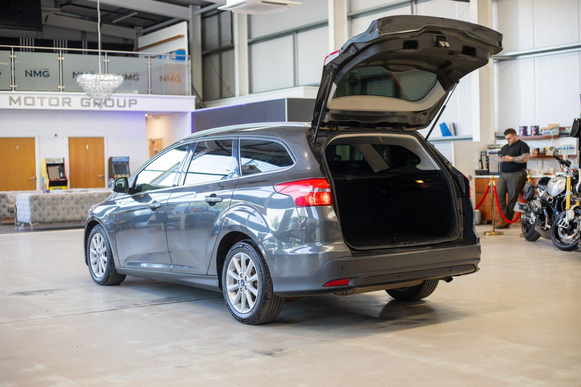 Ford Focus view 34