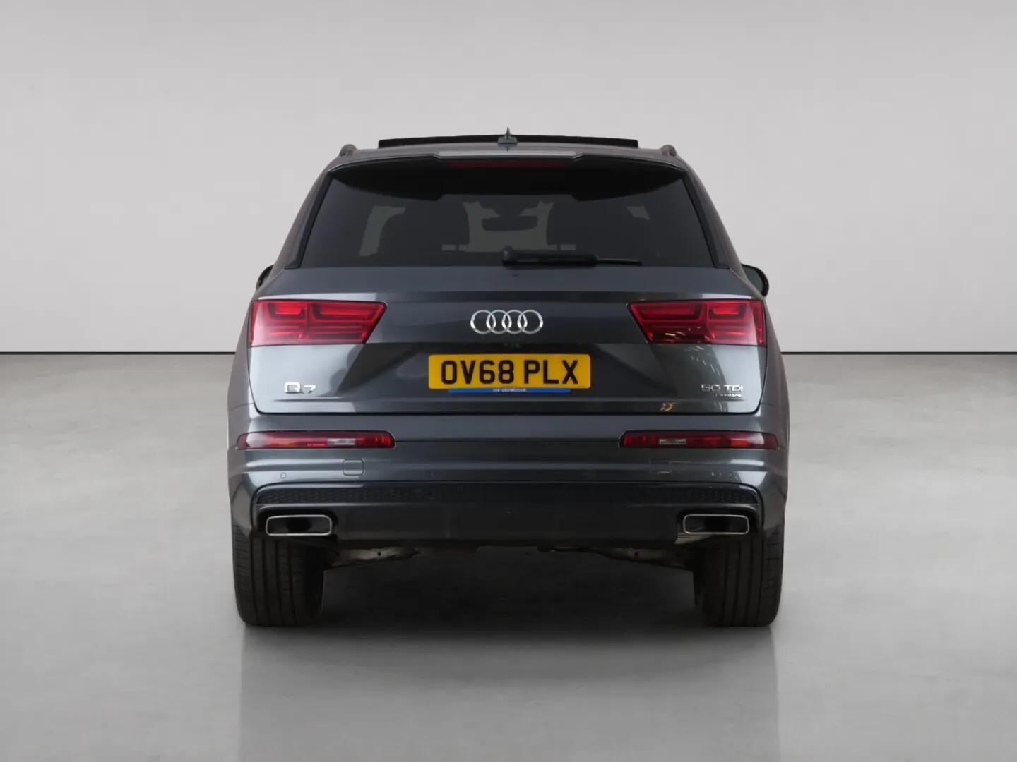 Audi Q7 view 7