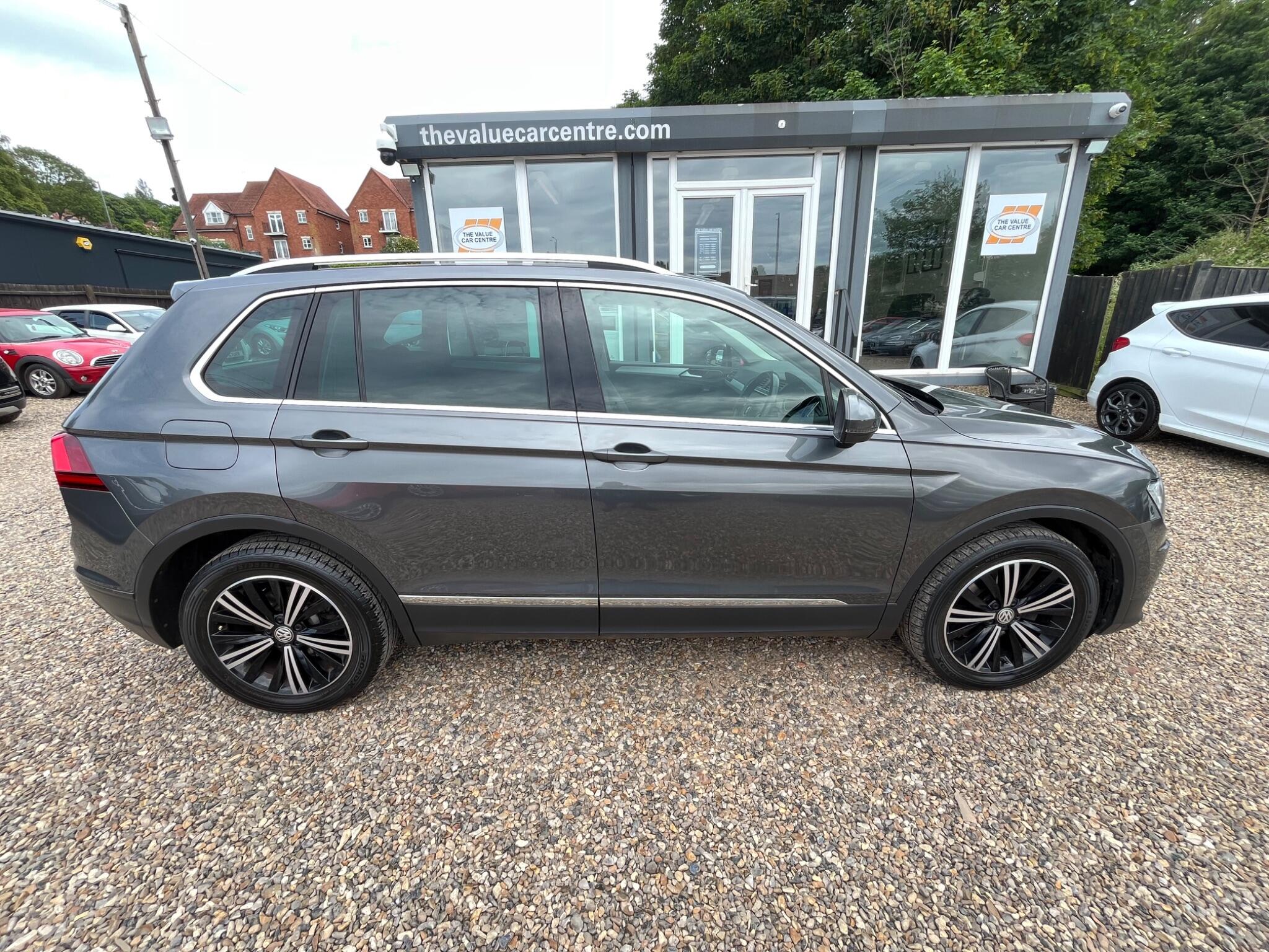 Volkswagen Tiguan view 3