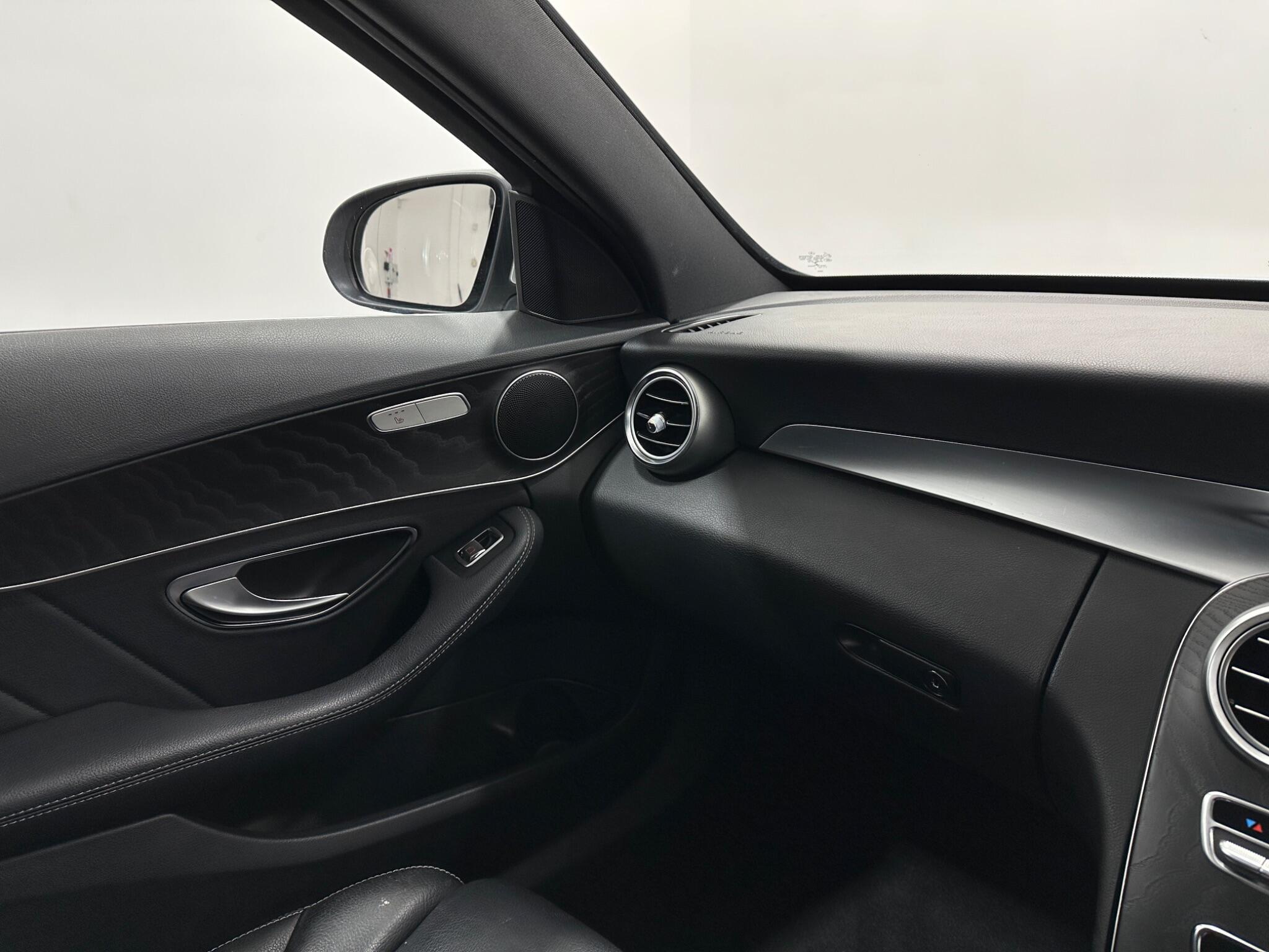 Mercedes-Benz C-Class view 29