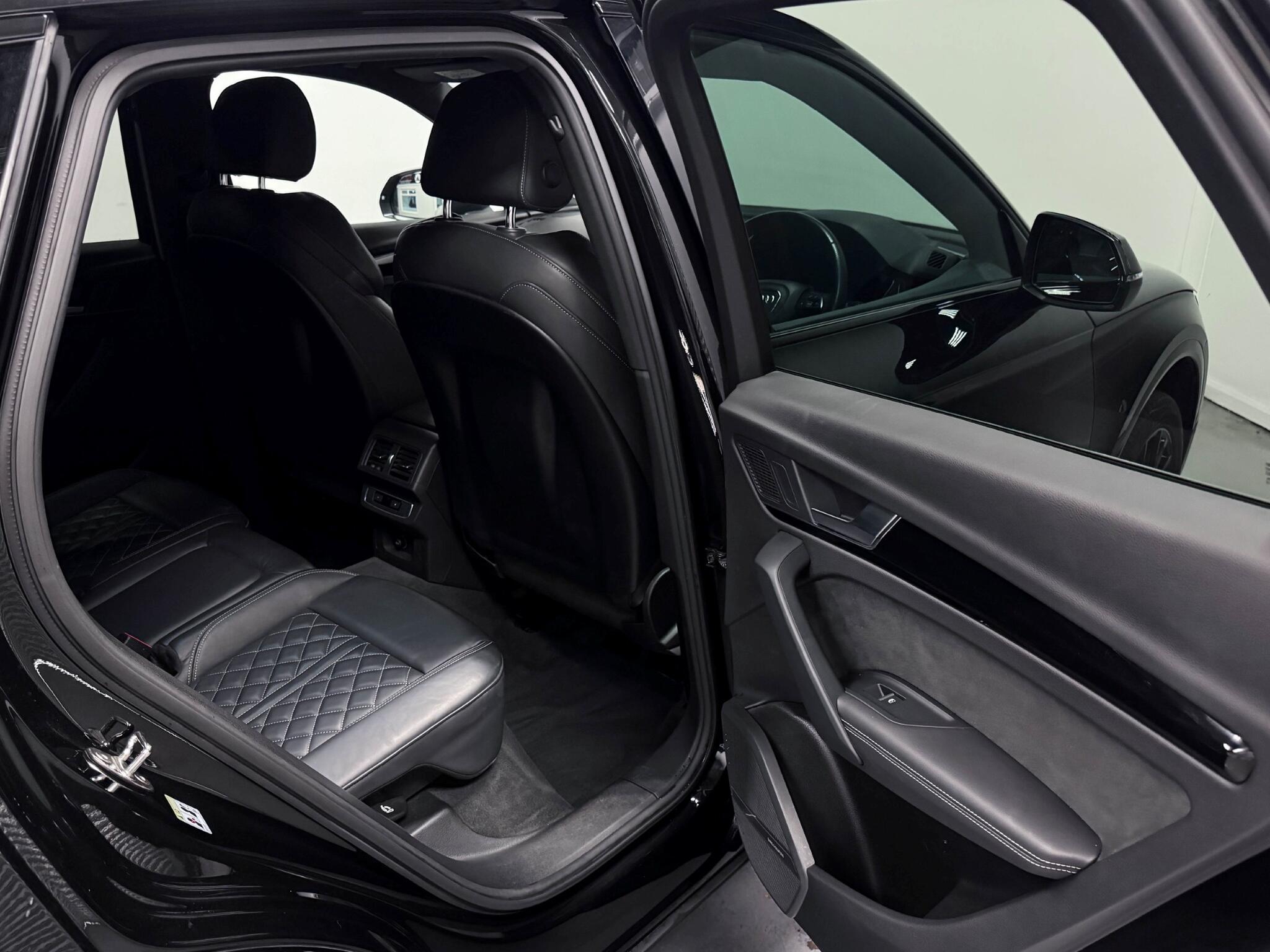 Audi Q5 view 9