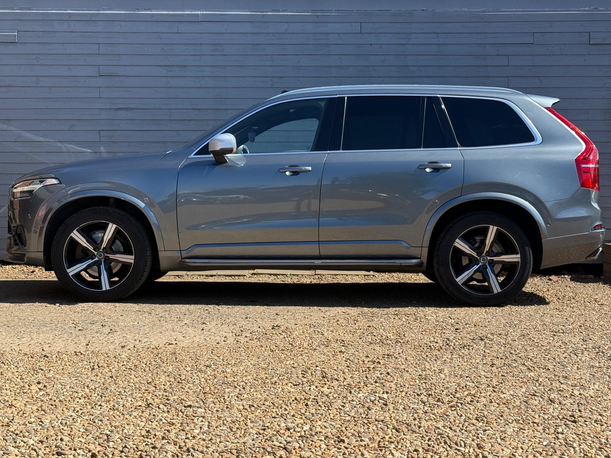 Volvo XC90 view 8