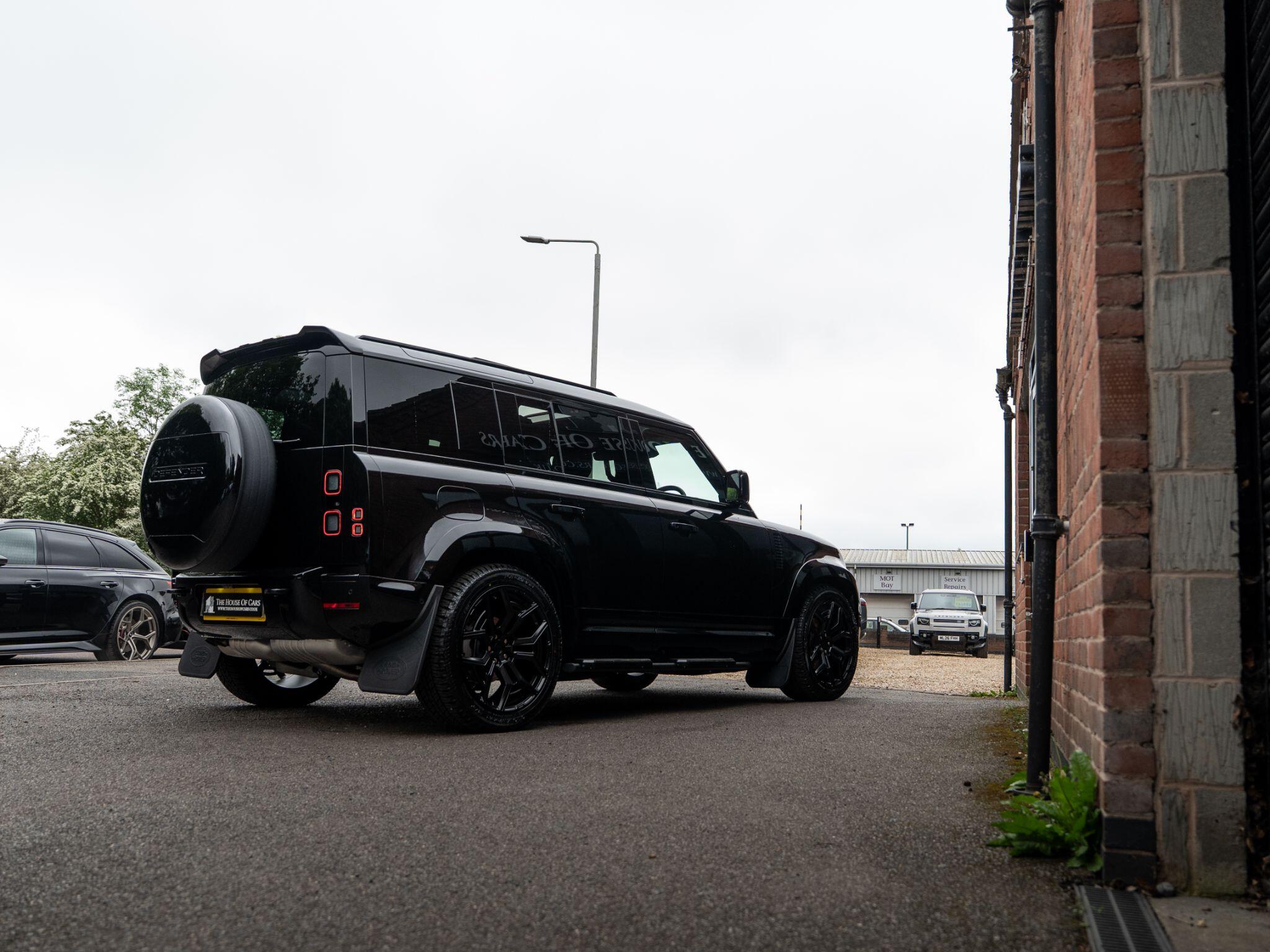 Land Rover Defender 110 view 16