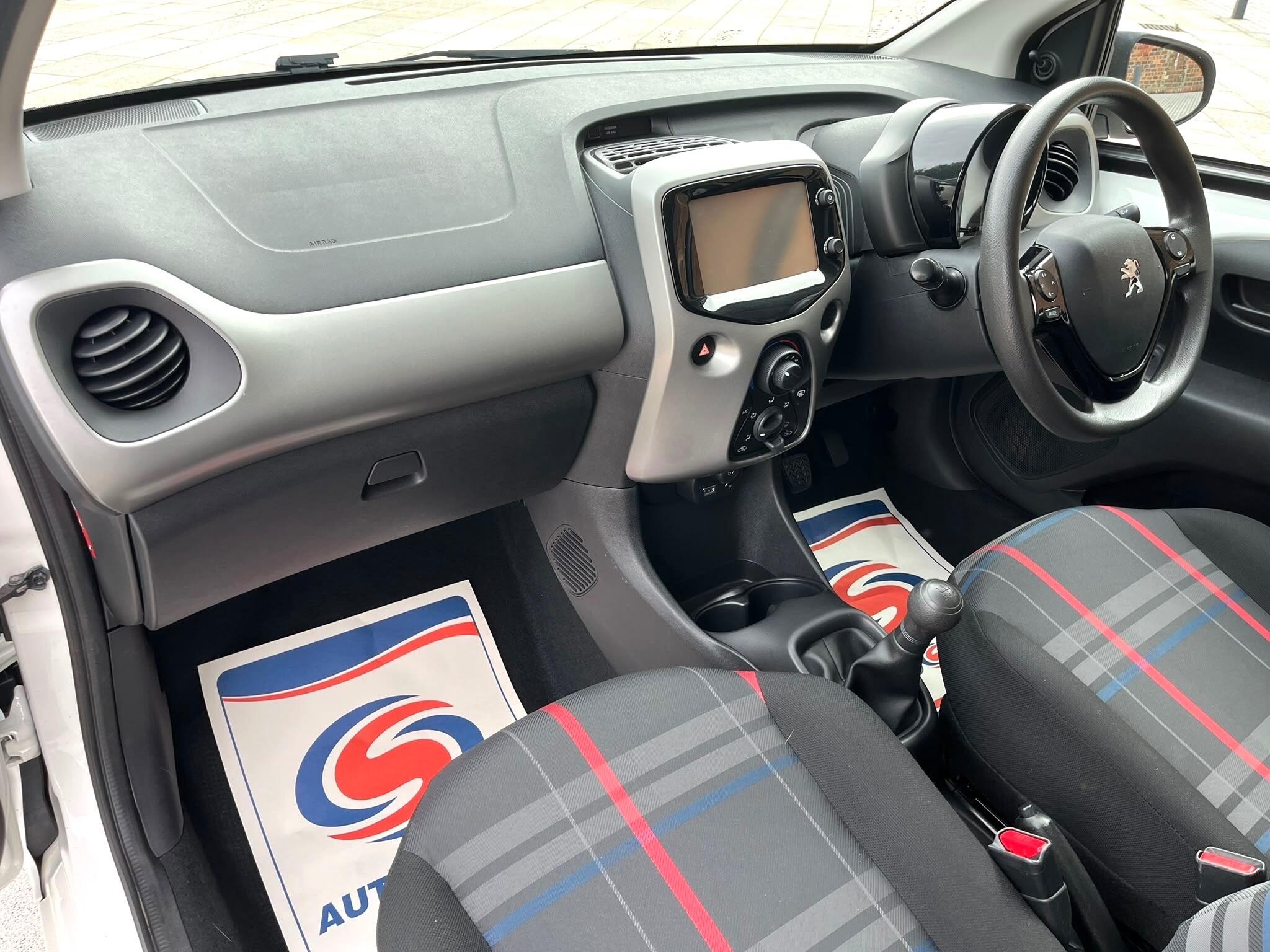 Peugeot 108 view 18