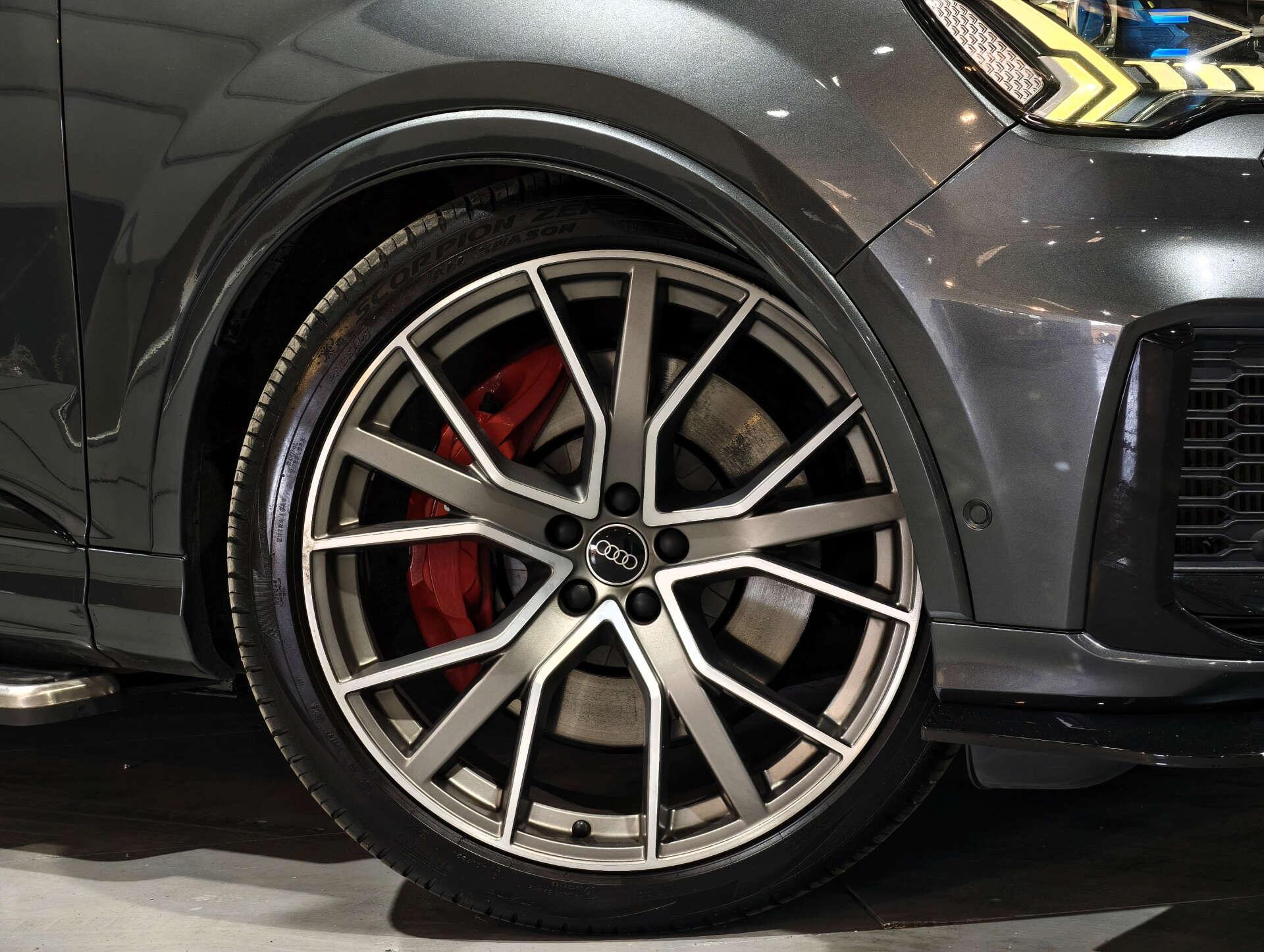 Audi SQ7 view 9