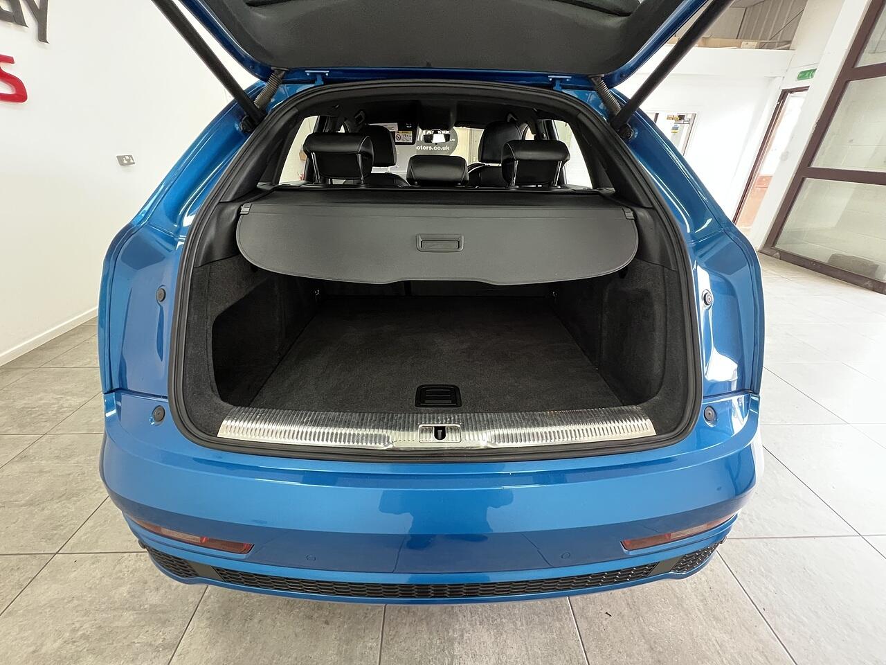 Audi Q3 view 14