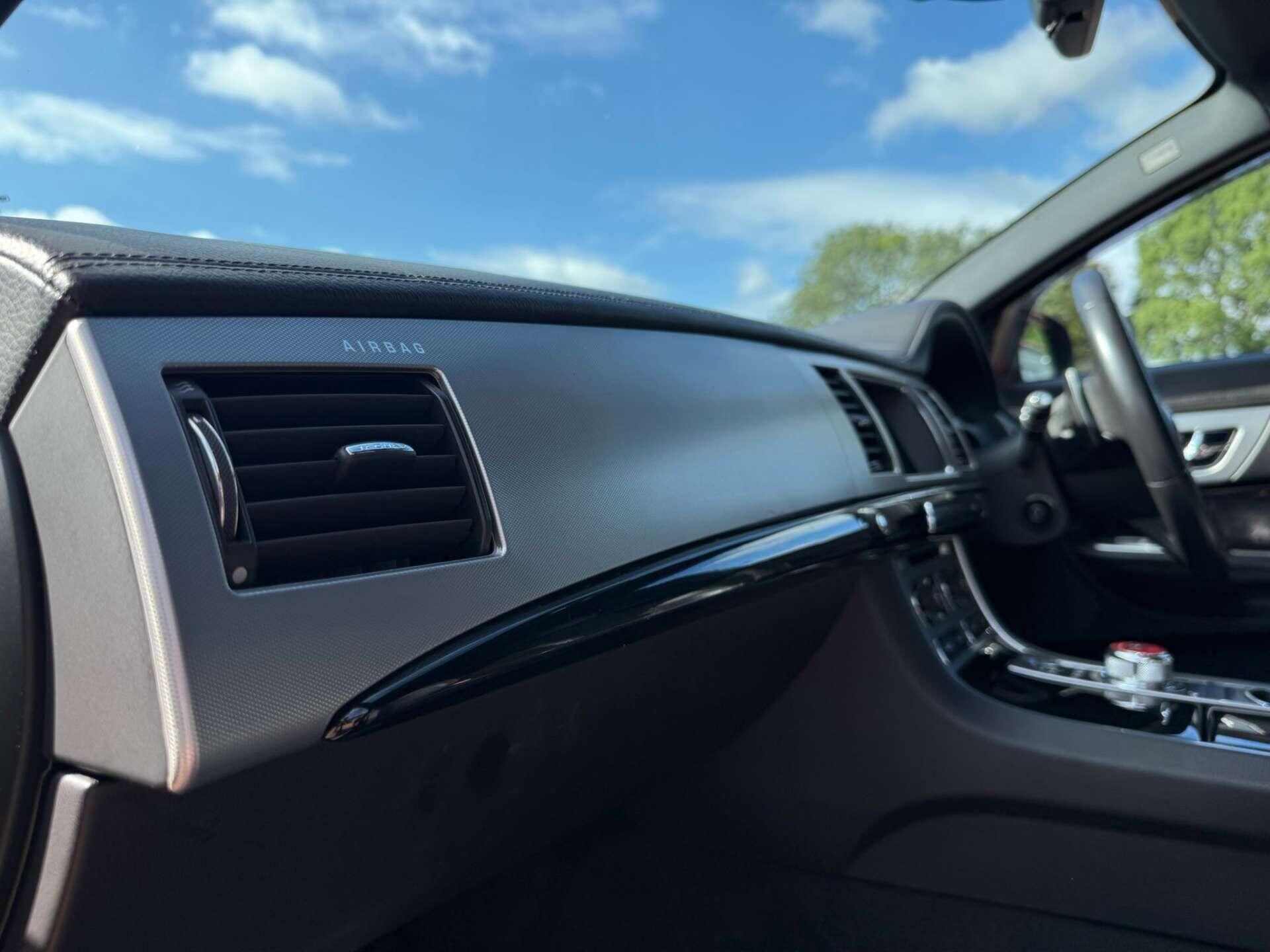 Jaguar XF view 40
