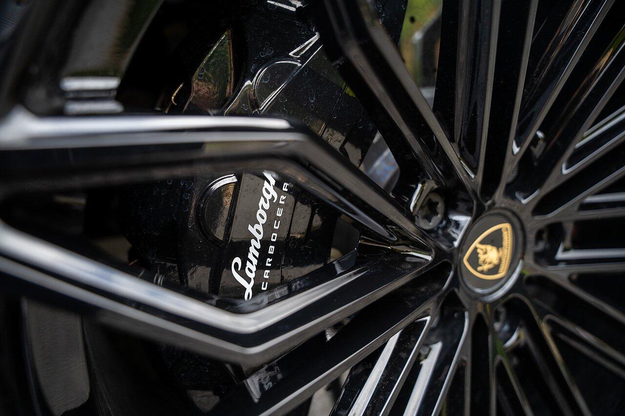 Lamborghini Urus view 5