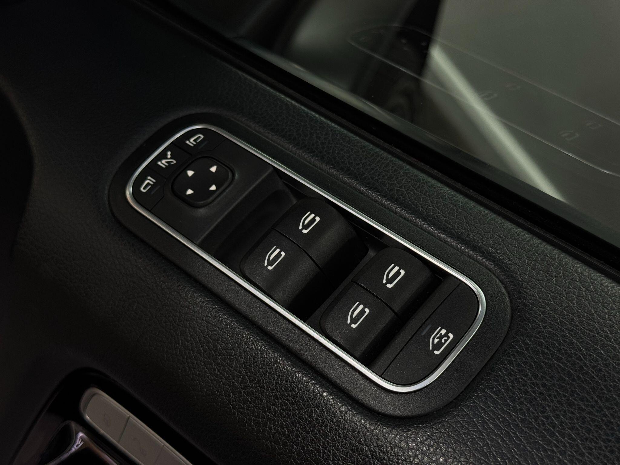 Mercedes-Benz G-Class view 17