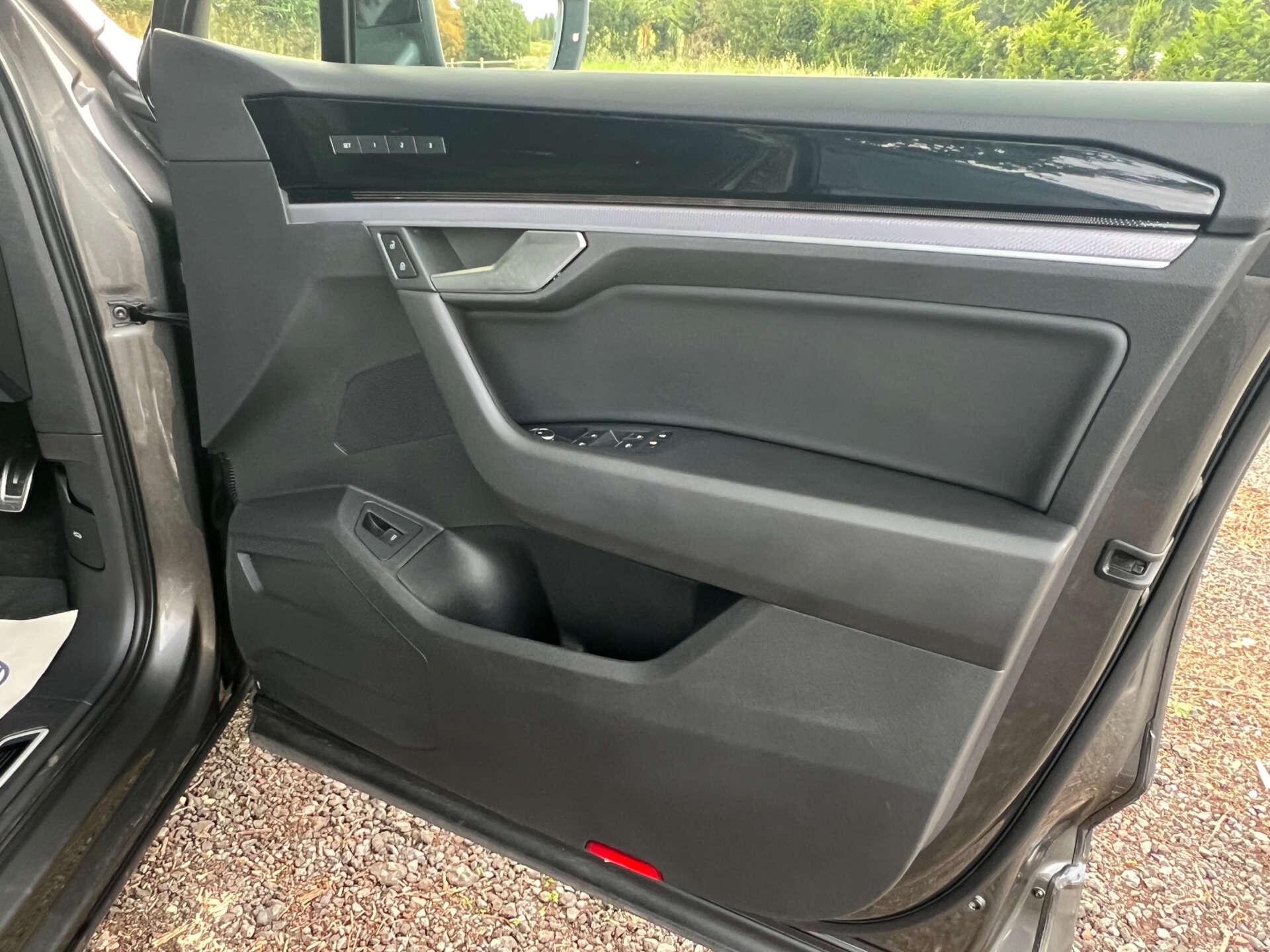 Volkswagen Touareg view 26