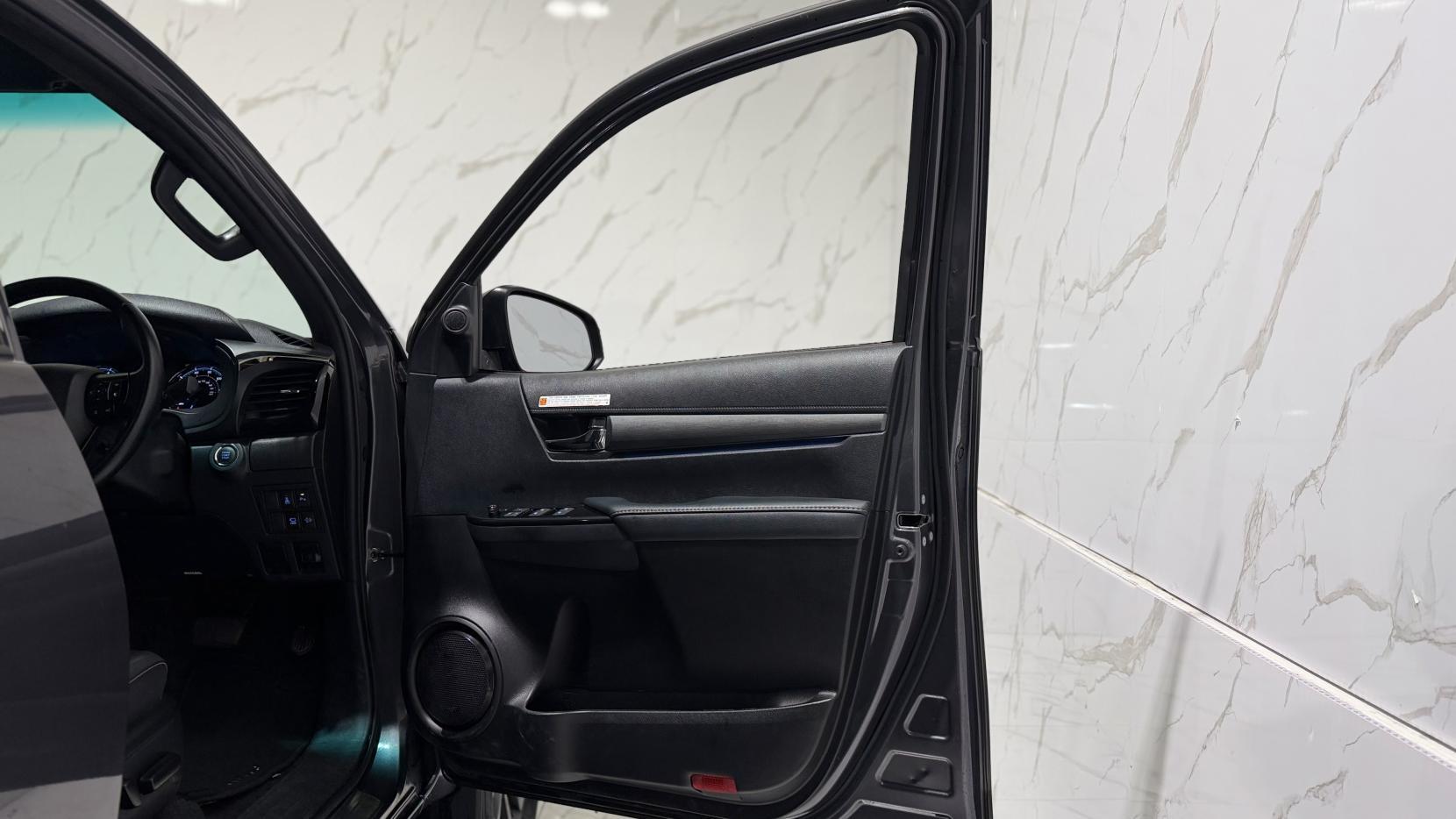 Toyota Hilux view 34