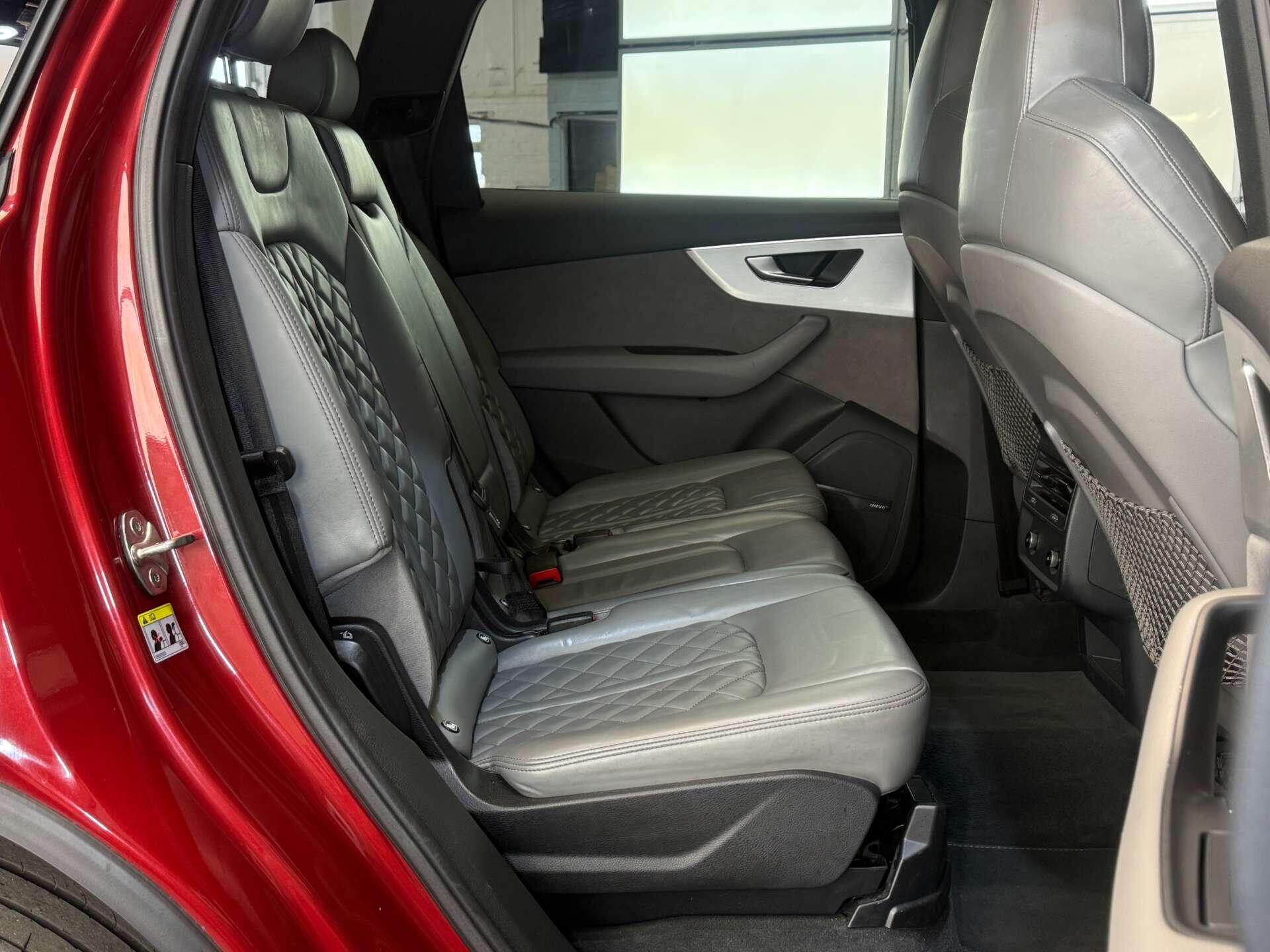 Audi SQ7 view 16