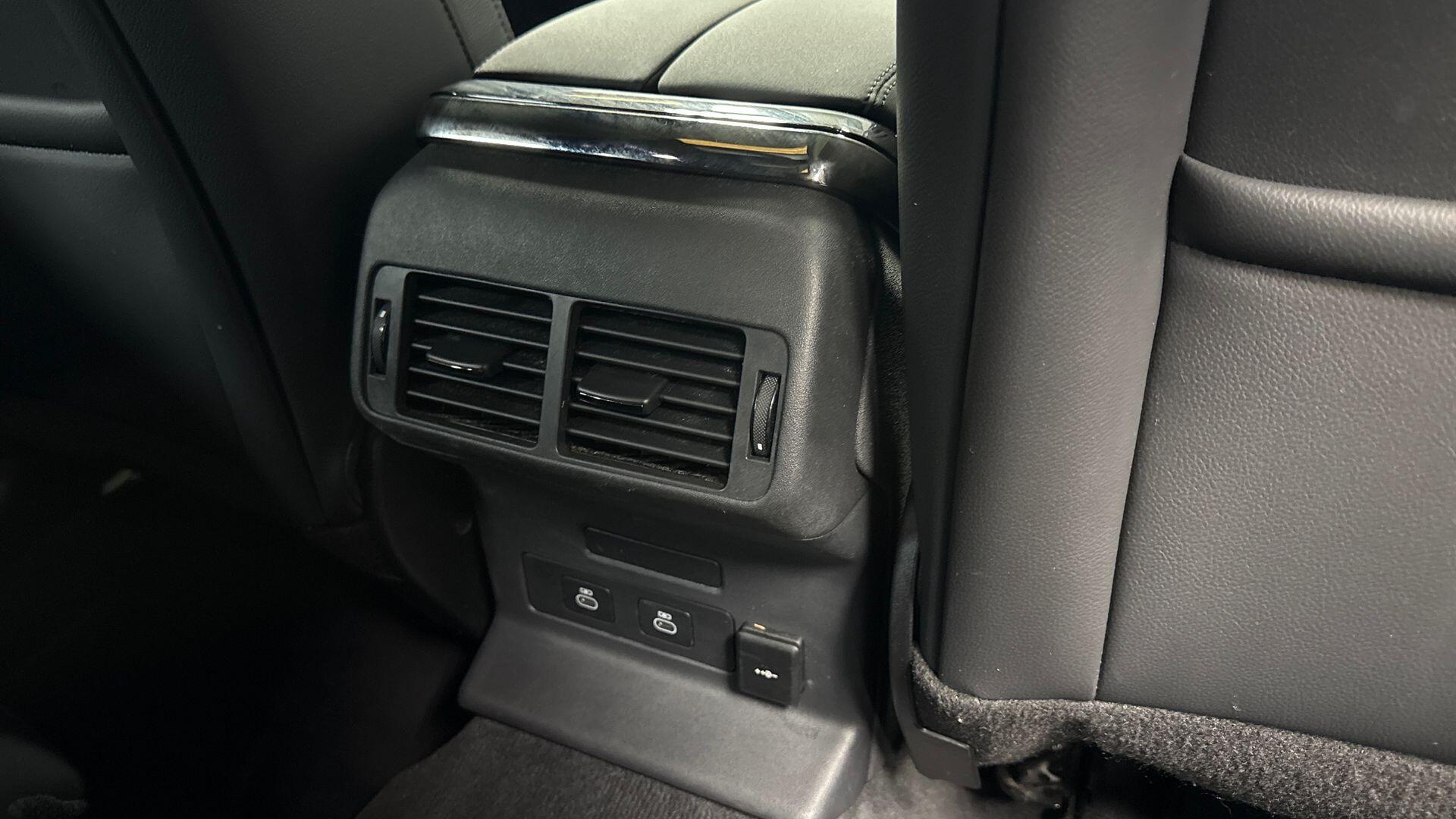 Land Rover Range Rover Velar view 18