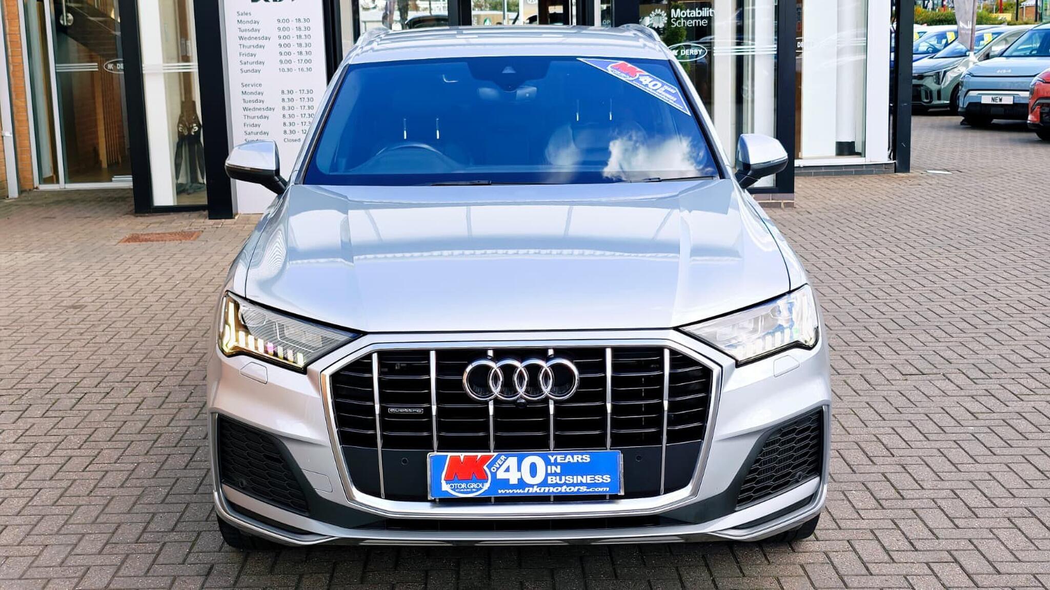 Audi Audi Q7 view 6