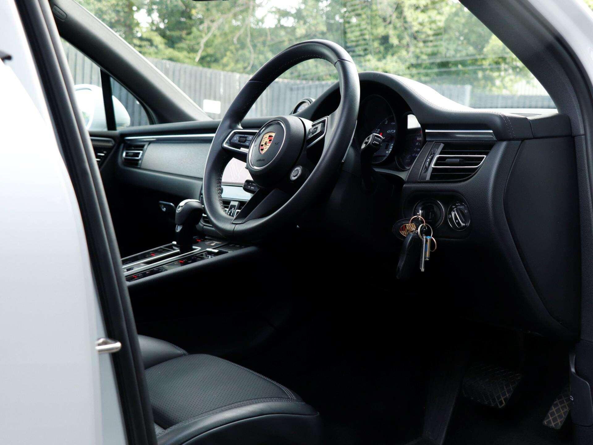 Porsche Macan view 11