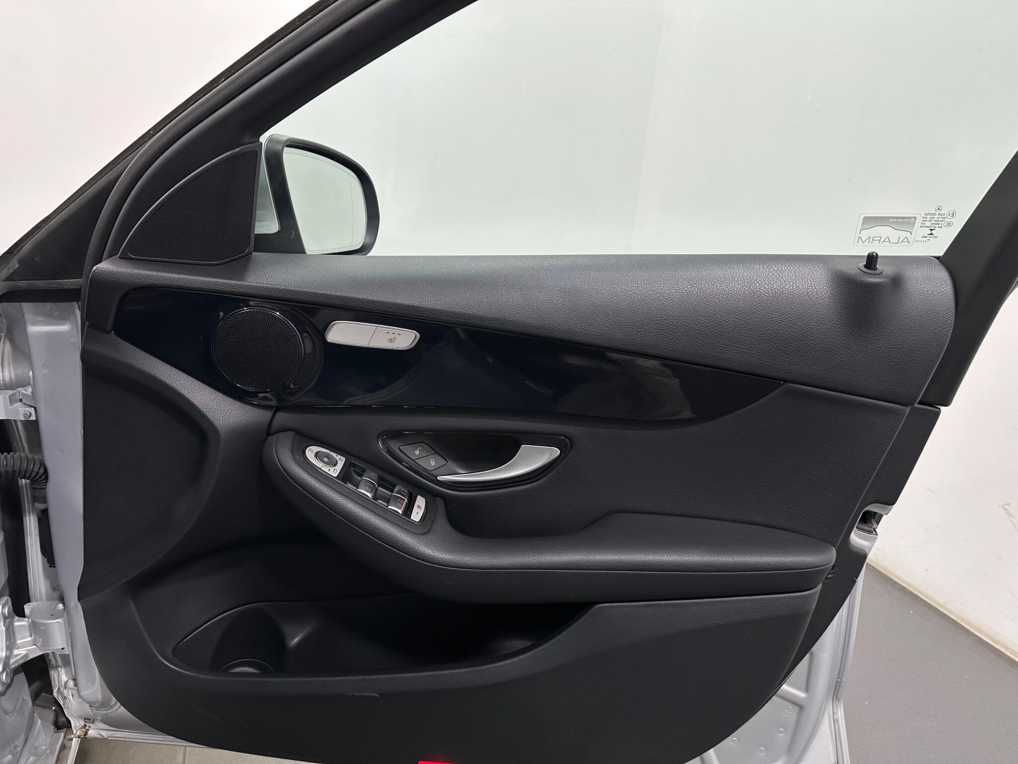 Mercedes-Benz C-Class view 35