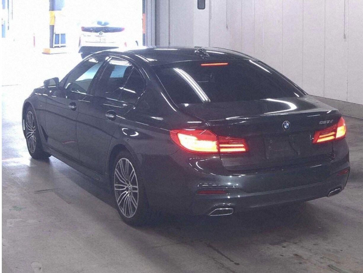 BMW 5 Series view 4