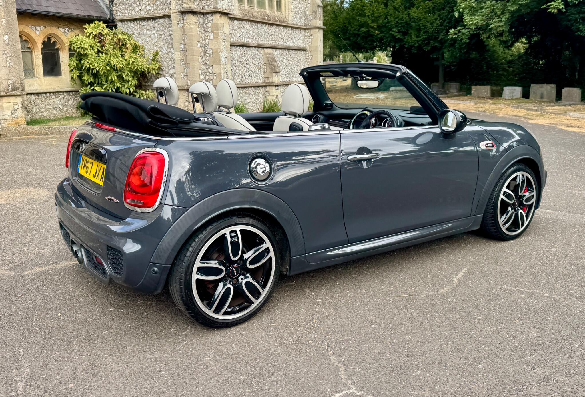 Mini Convertible view 27