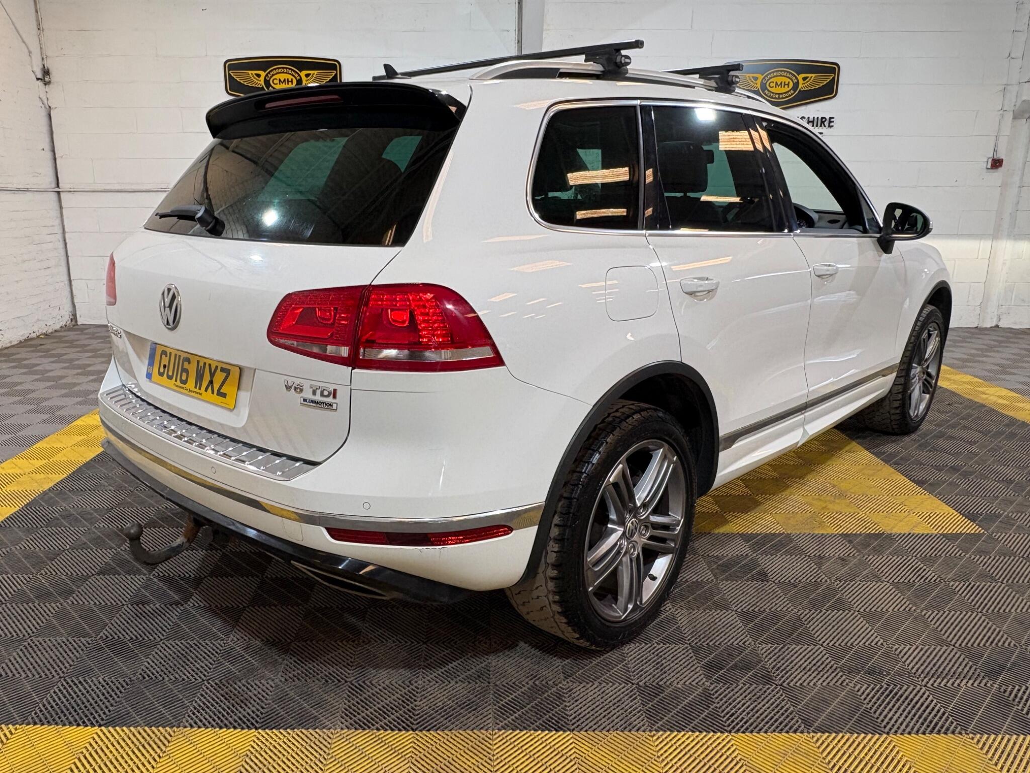 Volkswagen Touareg view 4