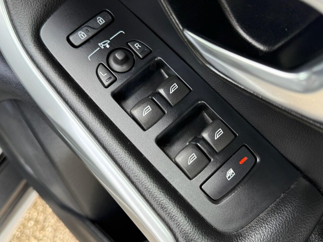 Volvo V40 Cross Country view 31