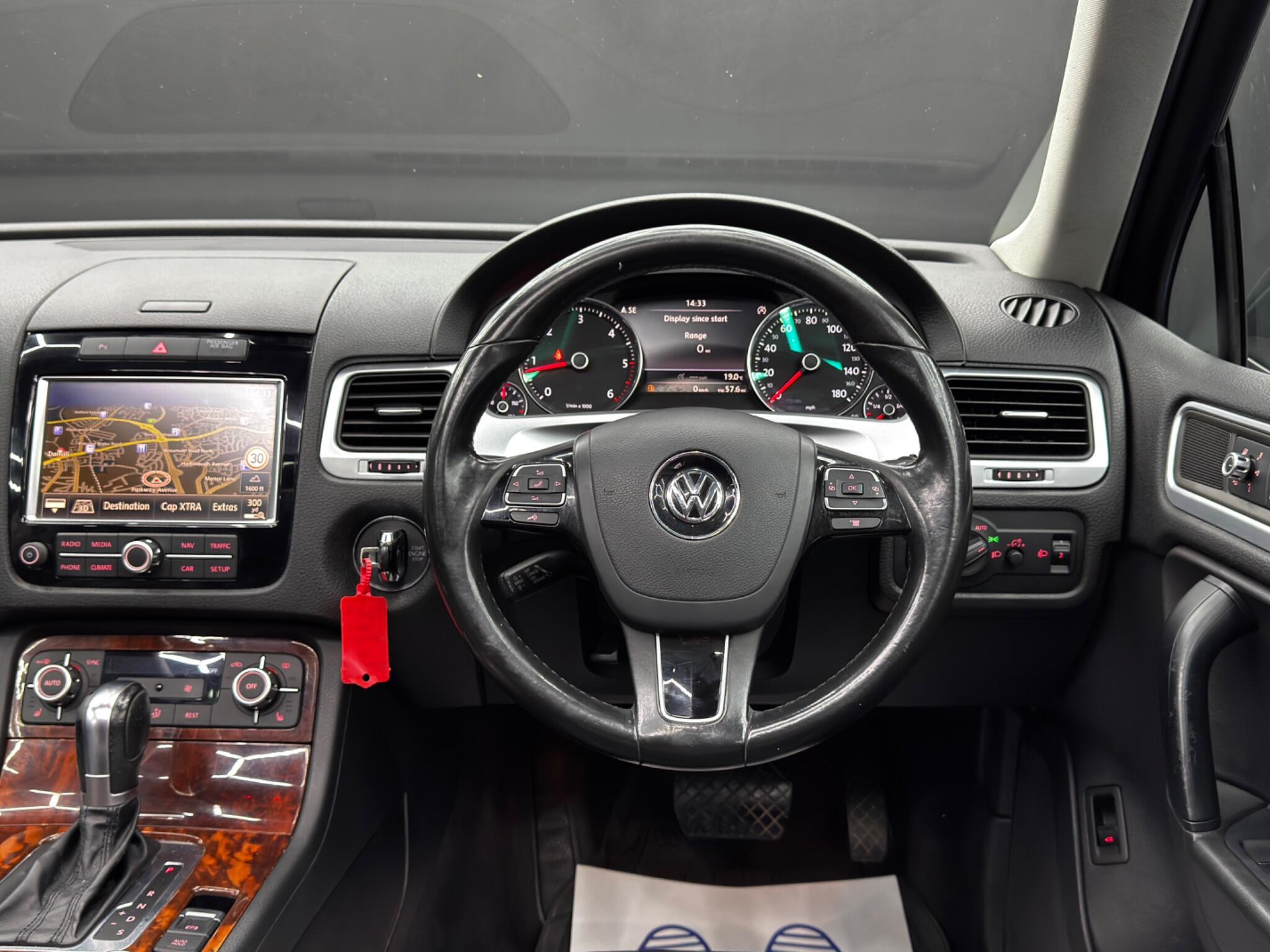 Volkswagen Touareg view 18
