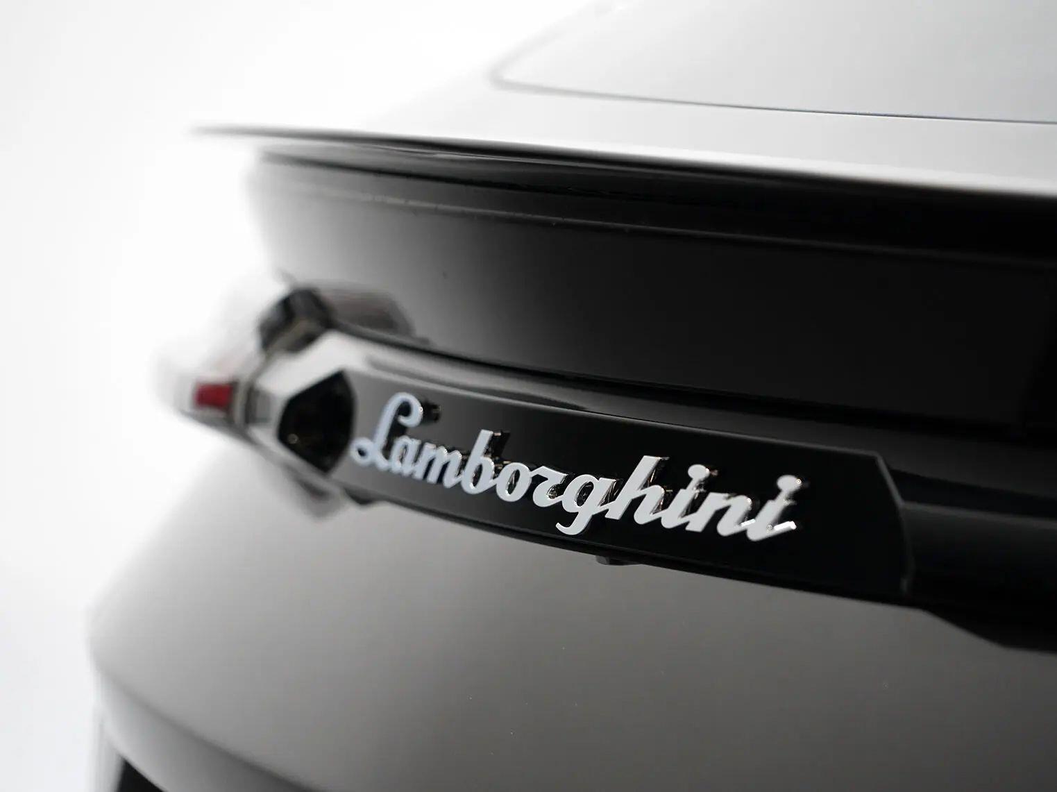 Lamborghini Urus view 17