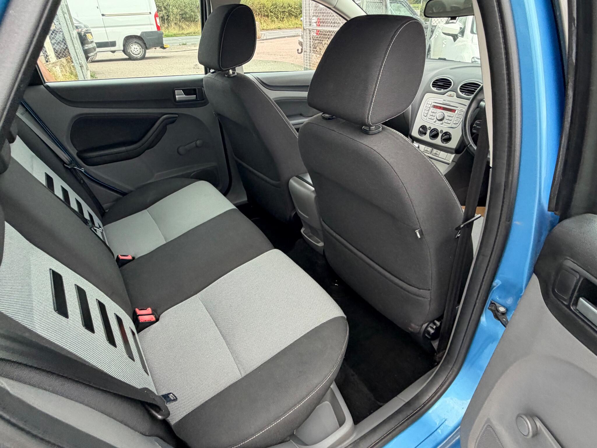 Ford Focus view 11