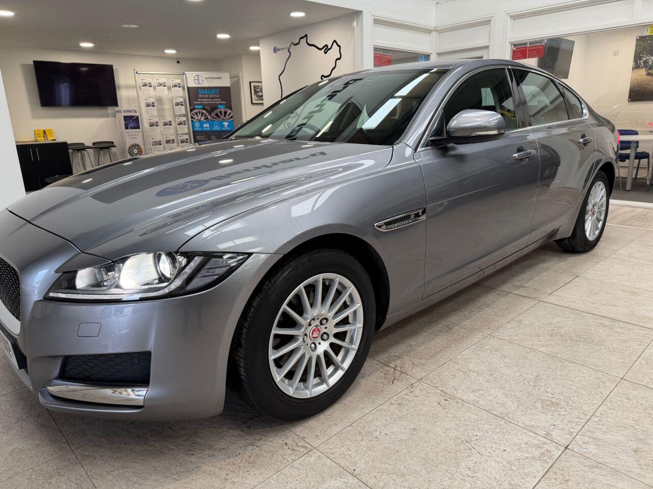 Jaguar XF view 12