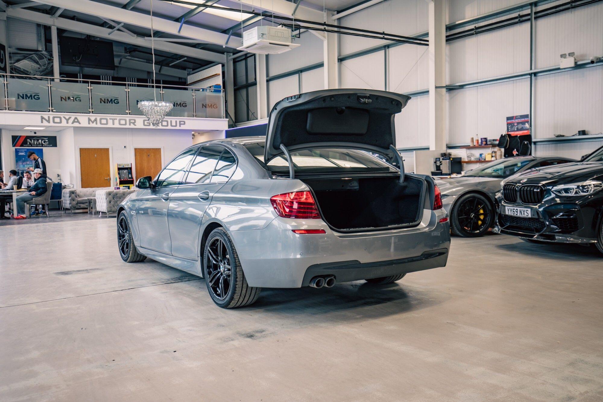 BMW 5 Series view 32