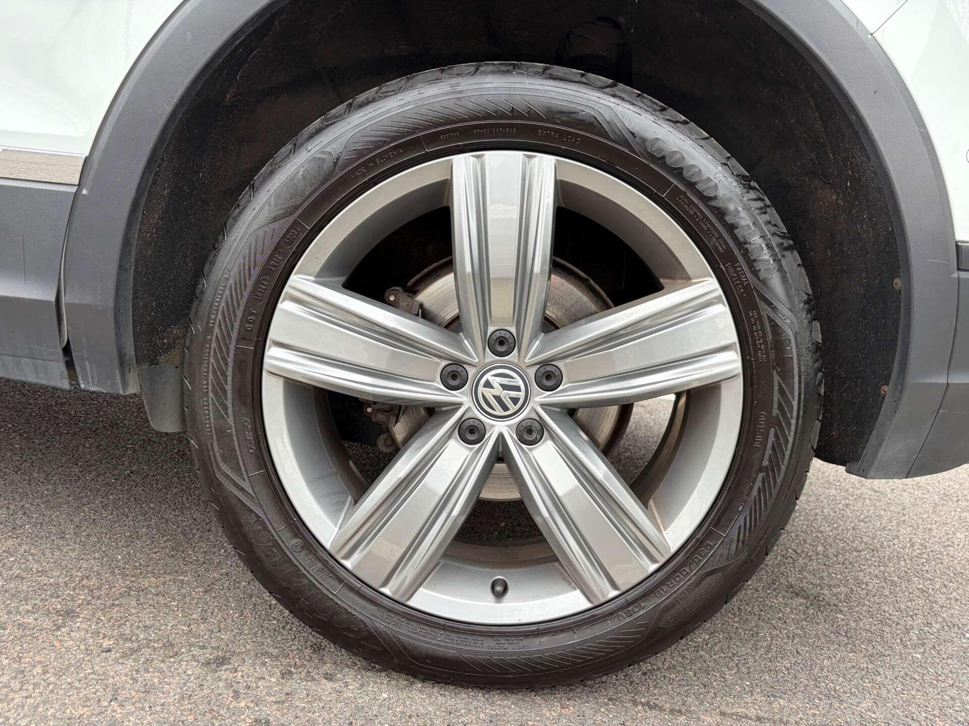 Volkswagen Tiguan view 12