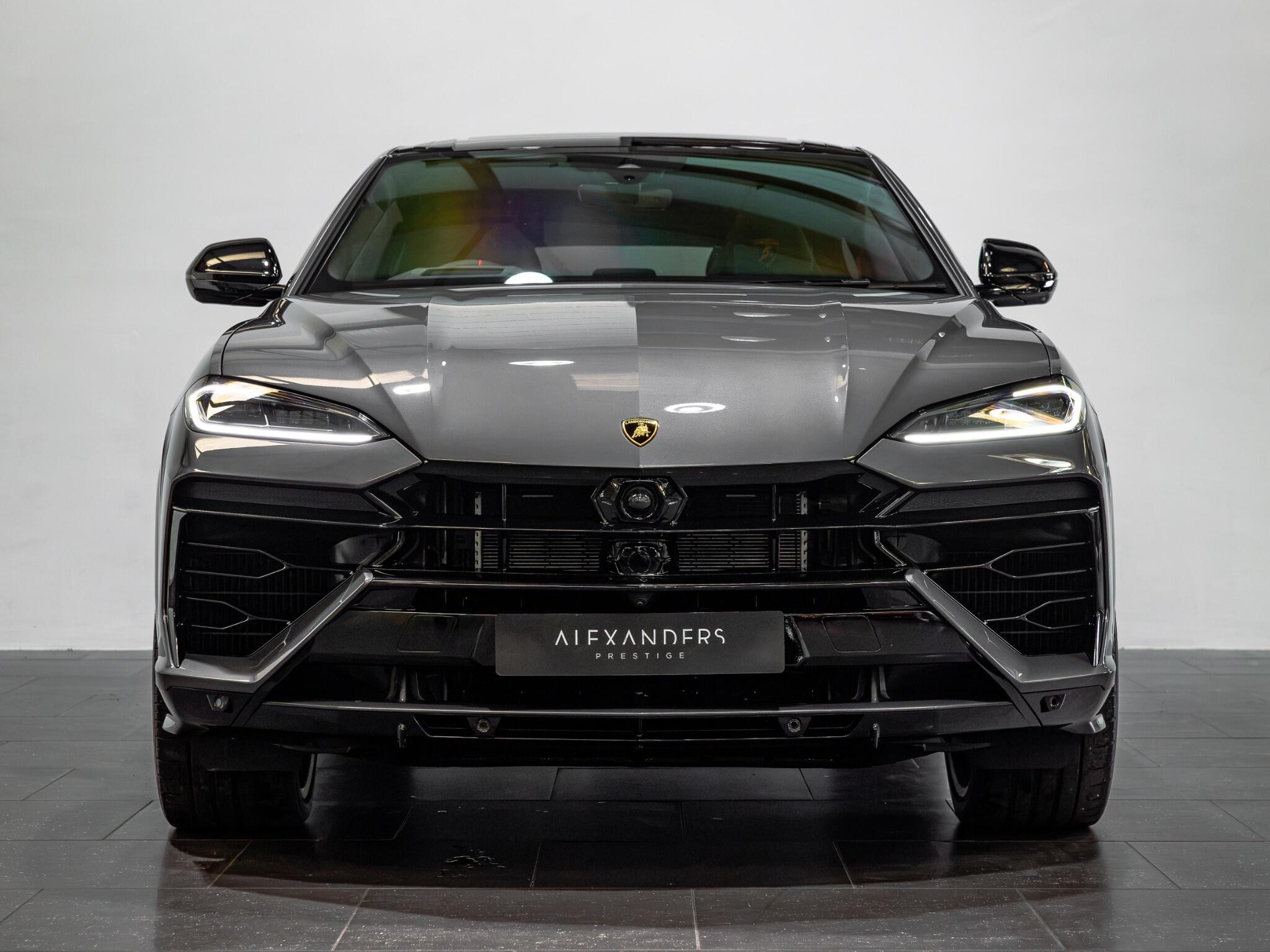Lamborghini Urus view 9