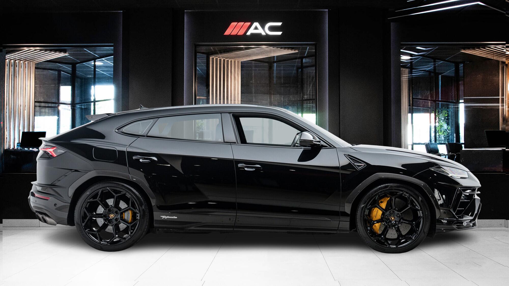 Lamborghini Urus view 3