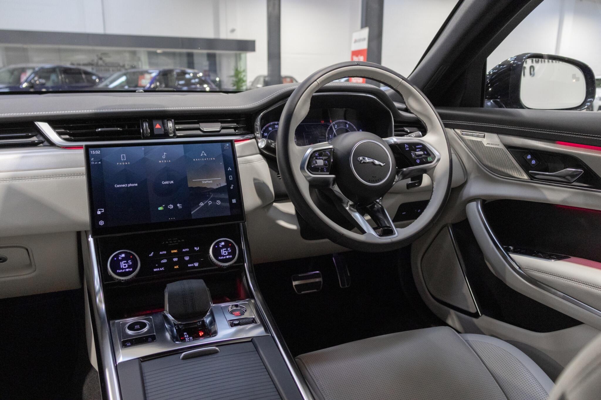 Jaguar XF view 14