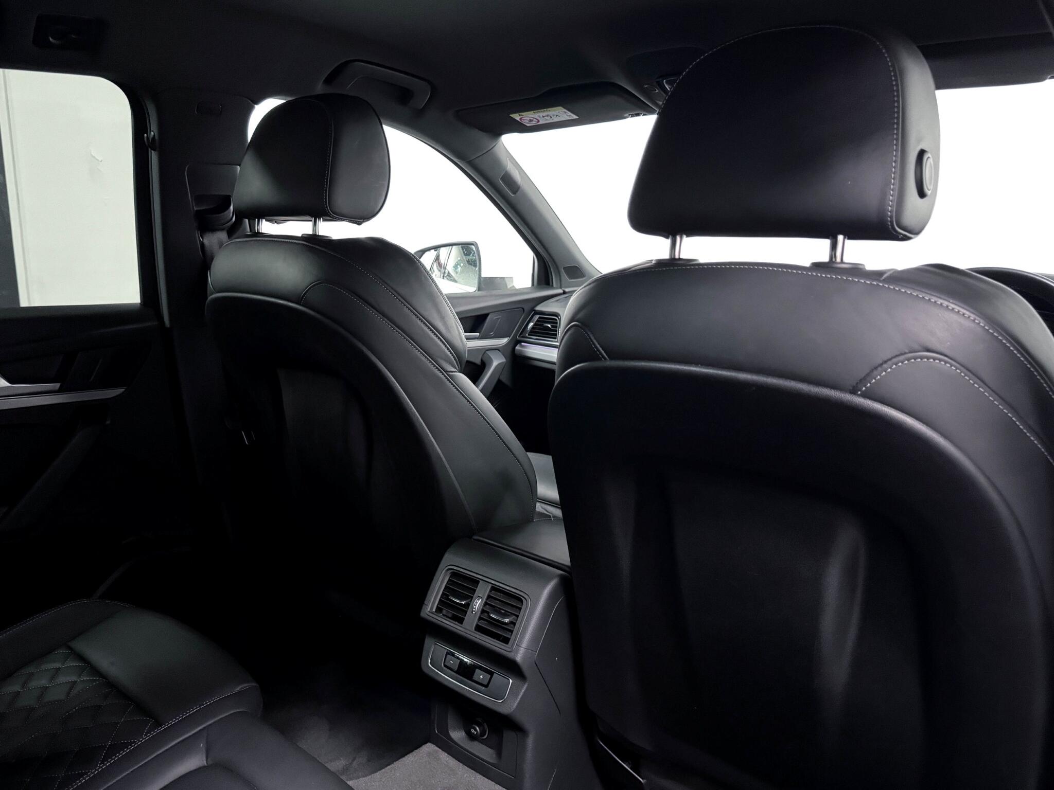 Audi Q5 view 11
