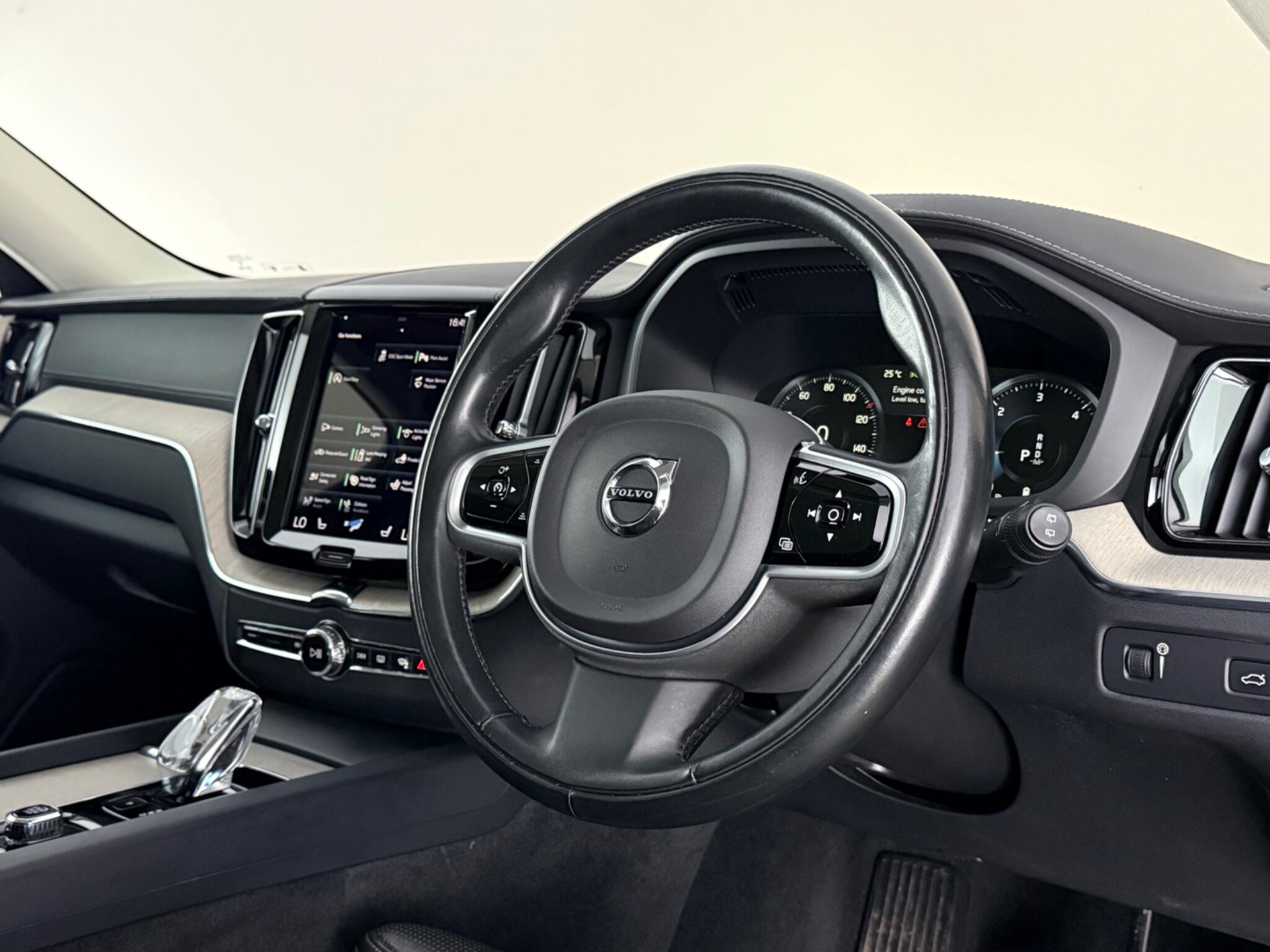 Volvo XC60 view 3