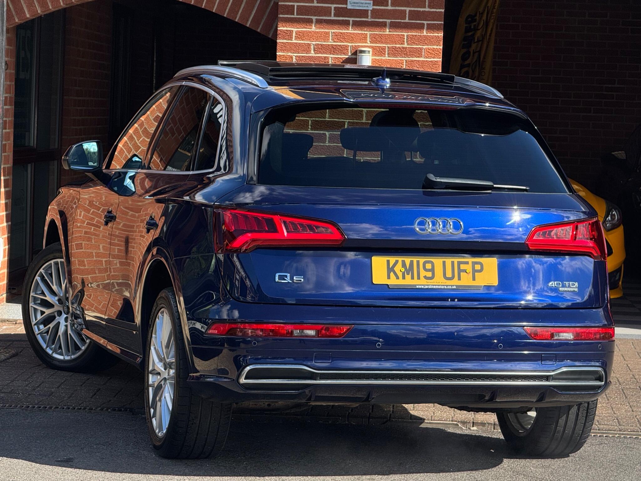 Audi Q5 view 3