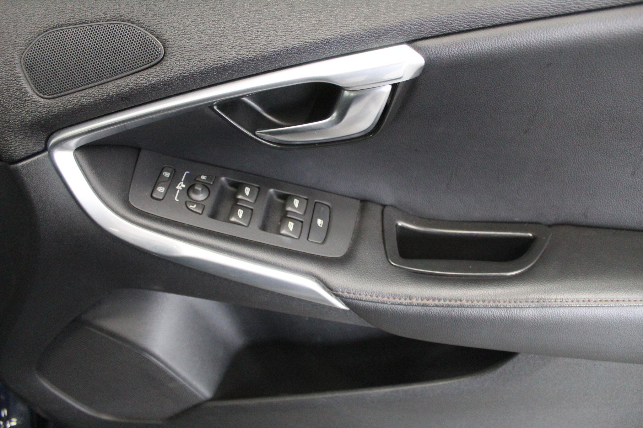 Volvo V40 Cross Country view 46