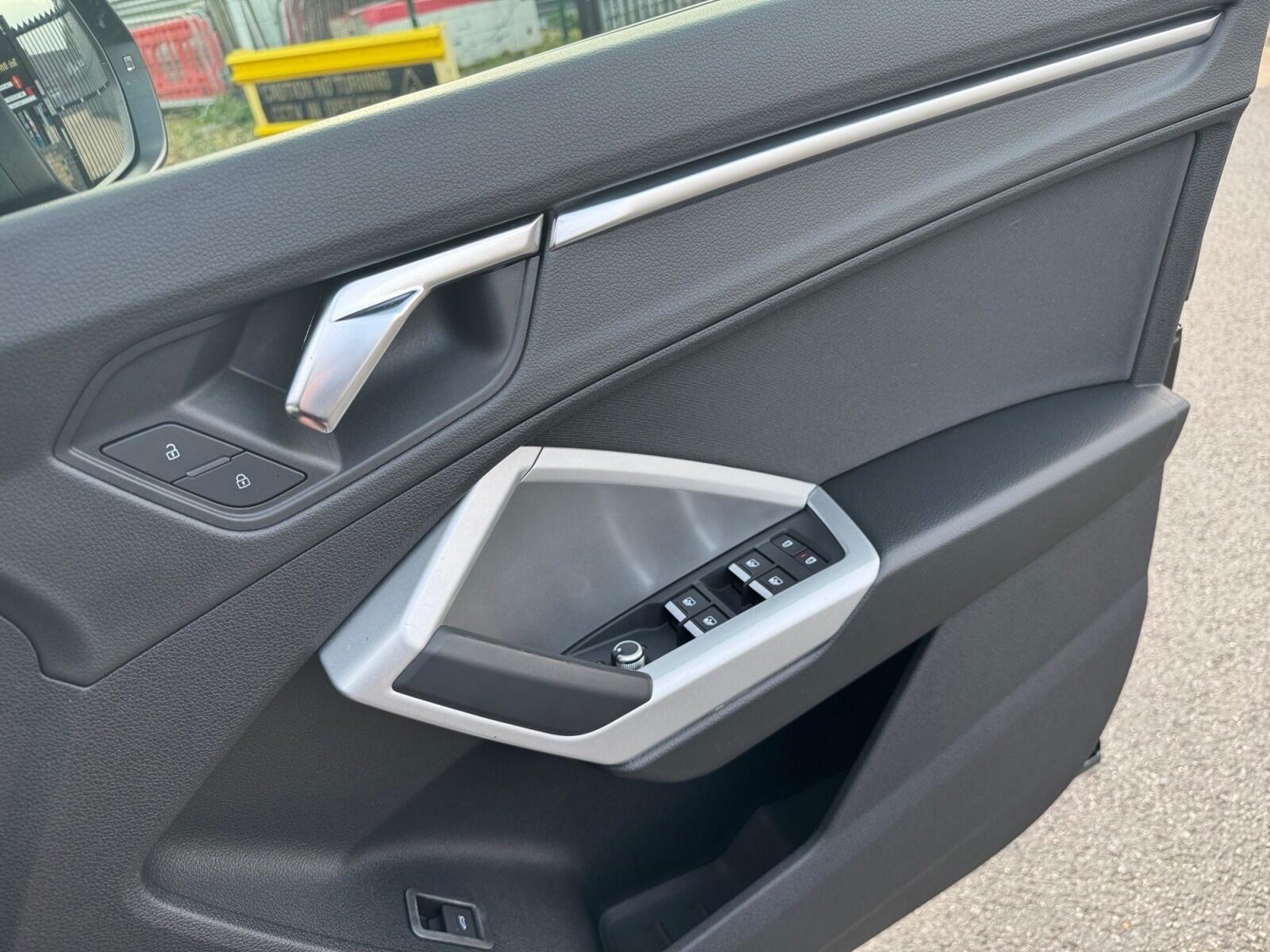 Audi Q3 view 18