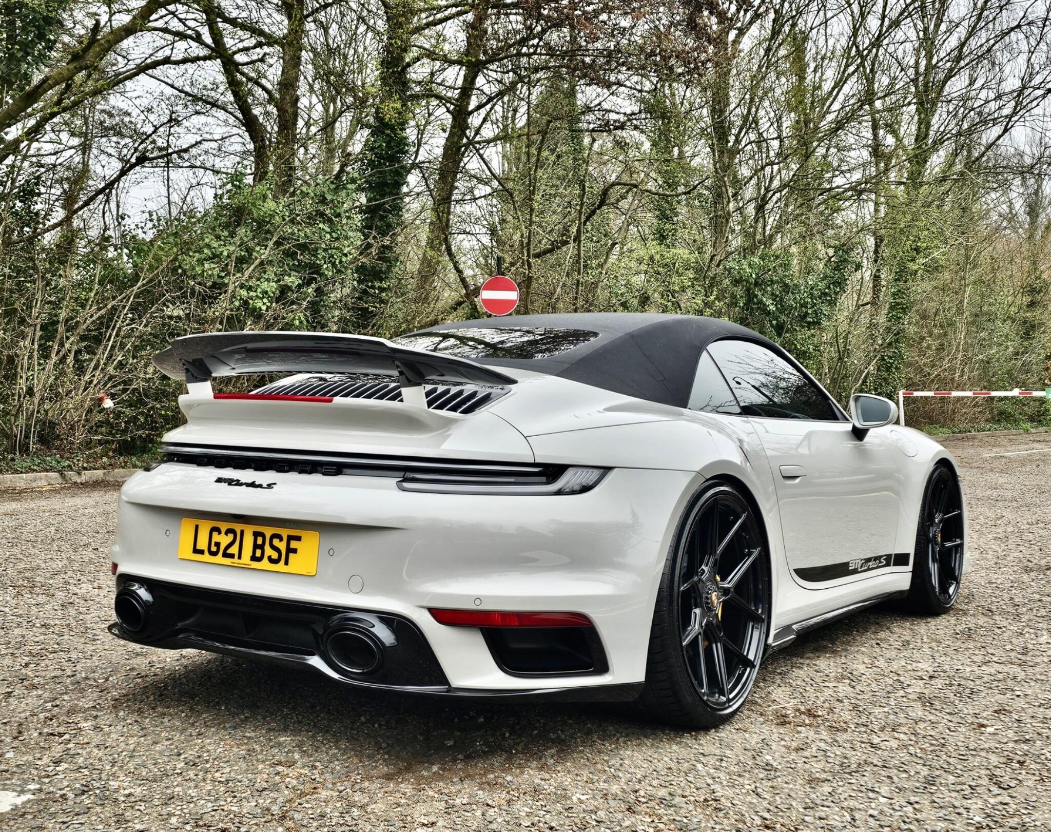 Porsche 911 view 32
