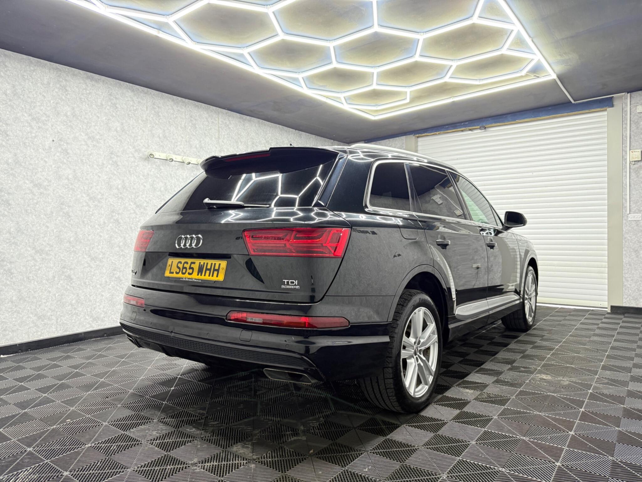 Audi Q7 view 4