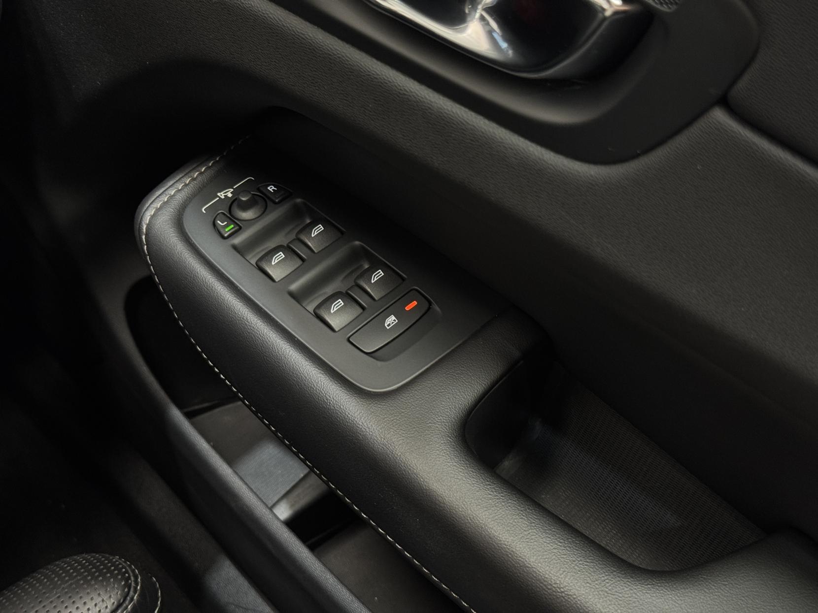 Volvo XC60 view 40