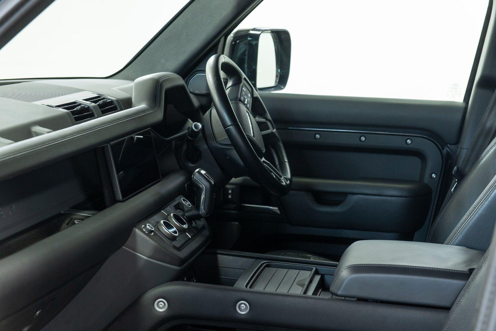 Land Rover Defender 110 view 17