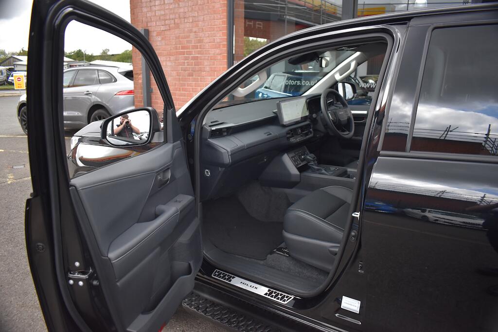 Toyota Hilux view 36