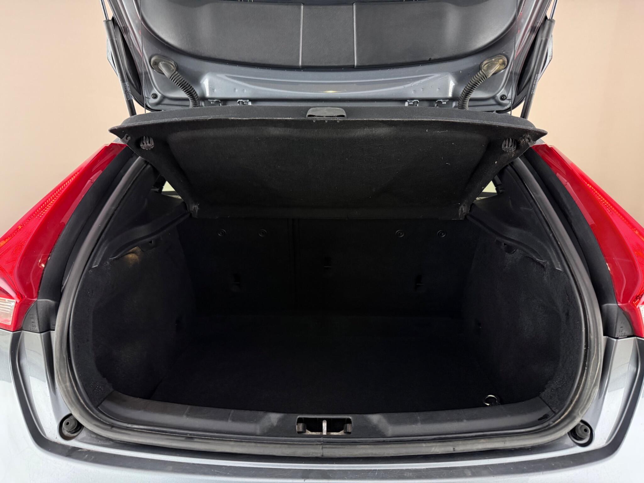 Volvo V40 view 10
