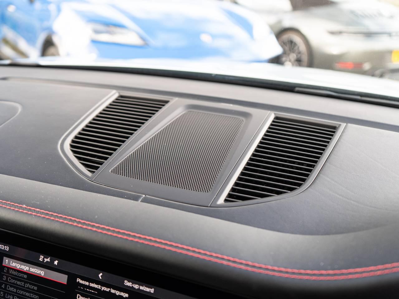 Porsche Macan view 22