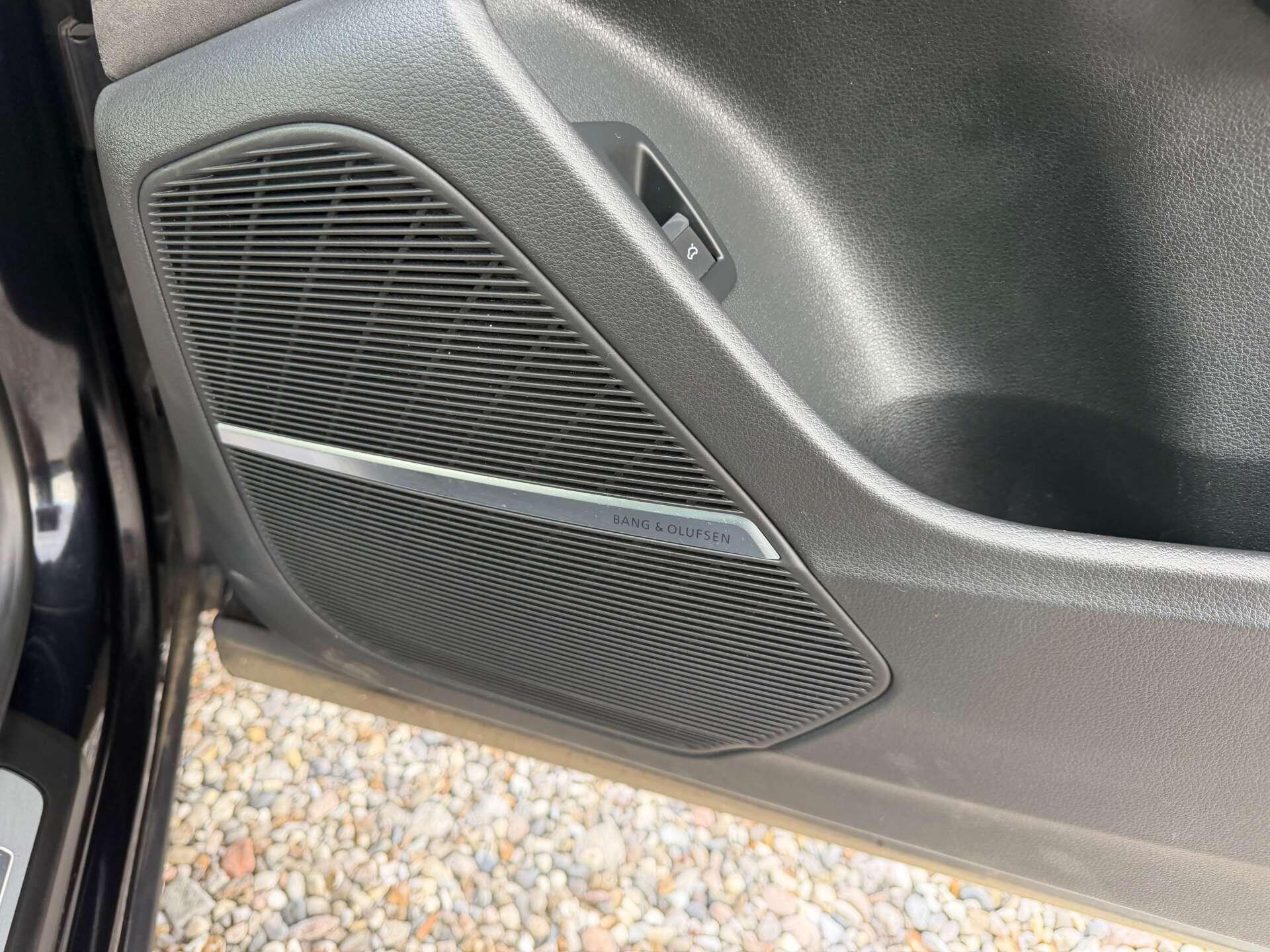 Audi Q8 view 22