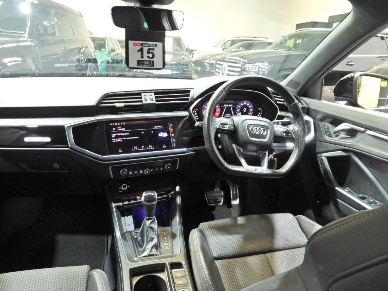 Audi Q3 view 19