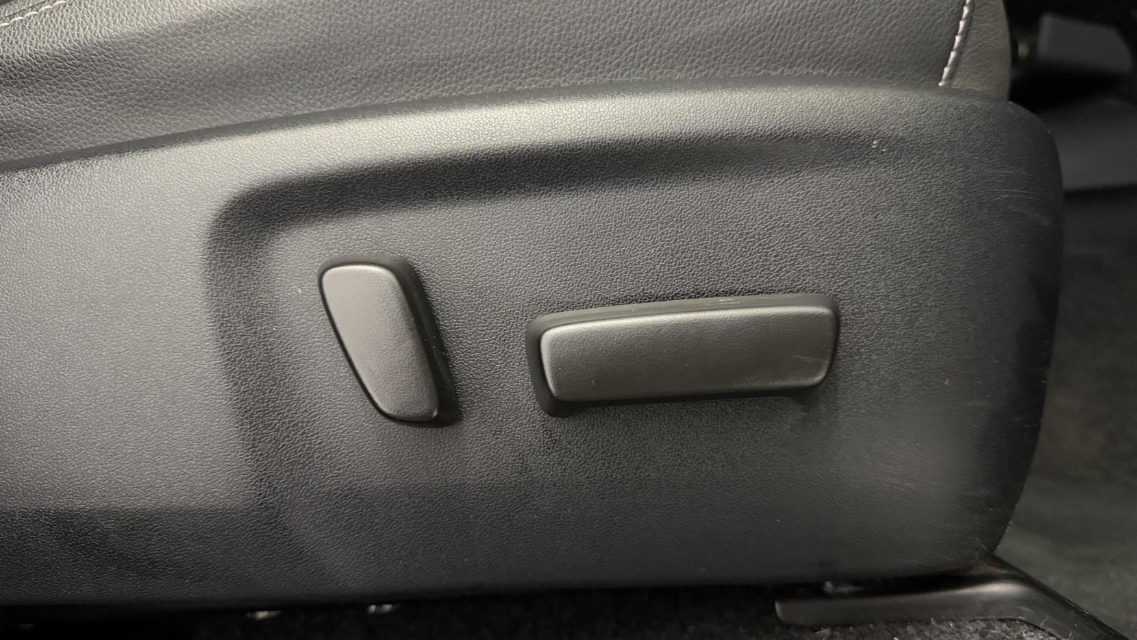 Toyota Hilux view 32