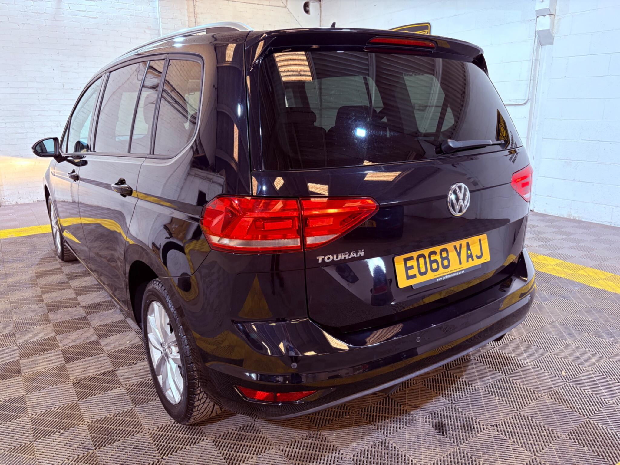 Volkswagen Touran view 2