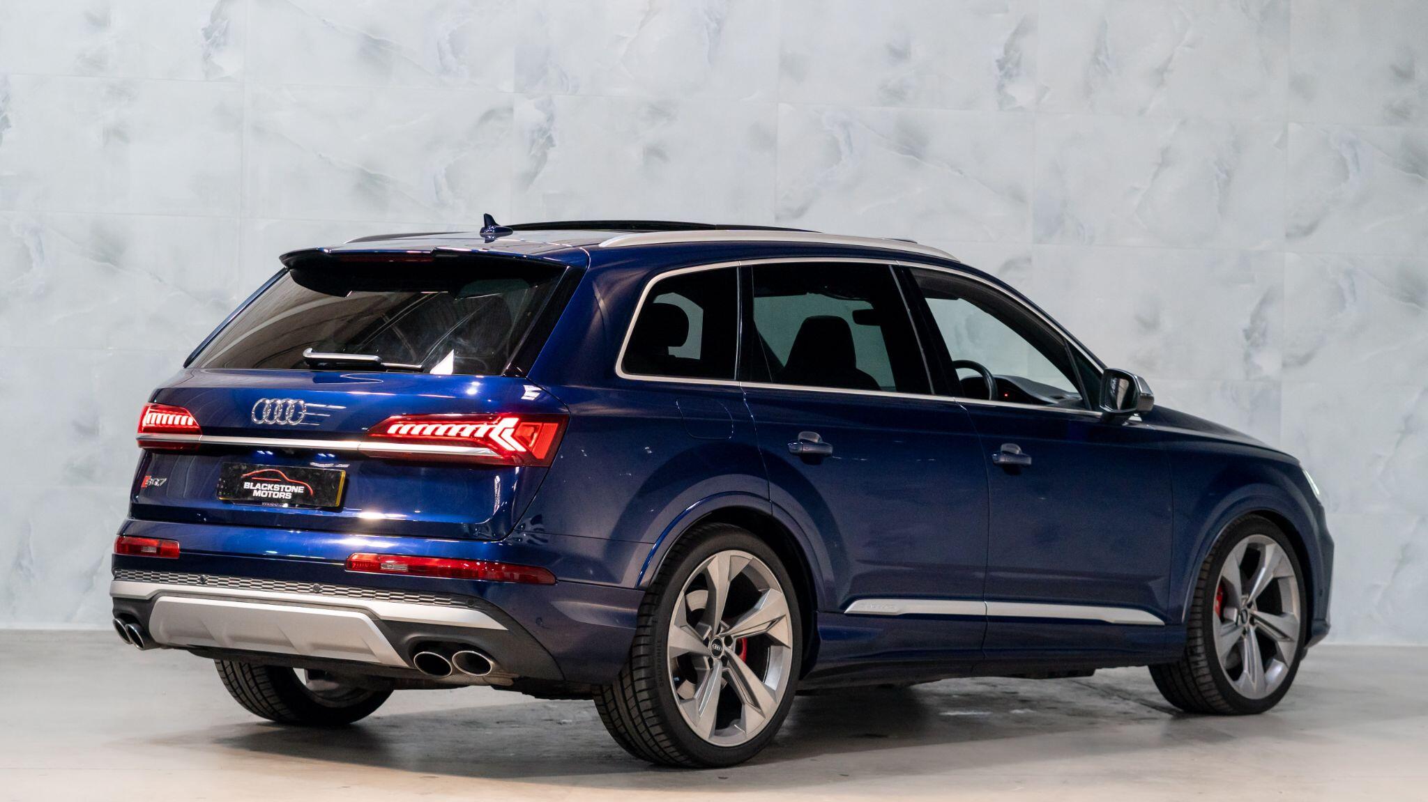 Audi SQ7 view 8